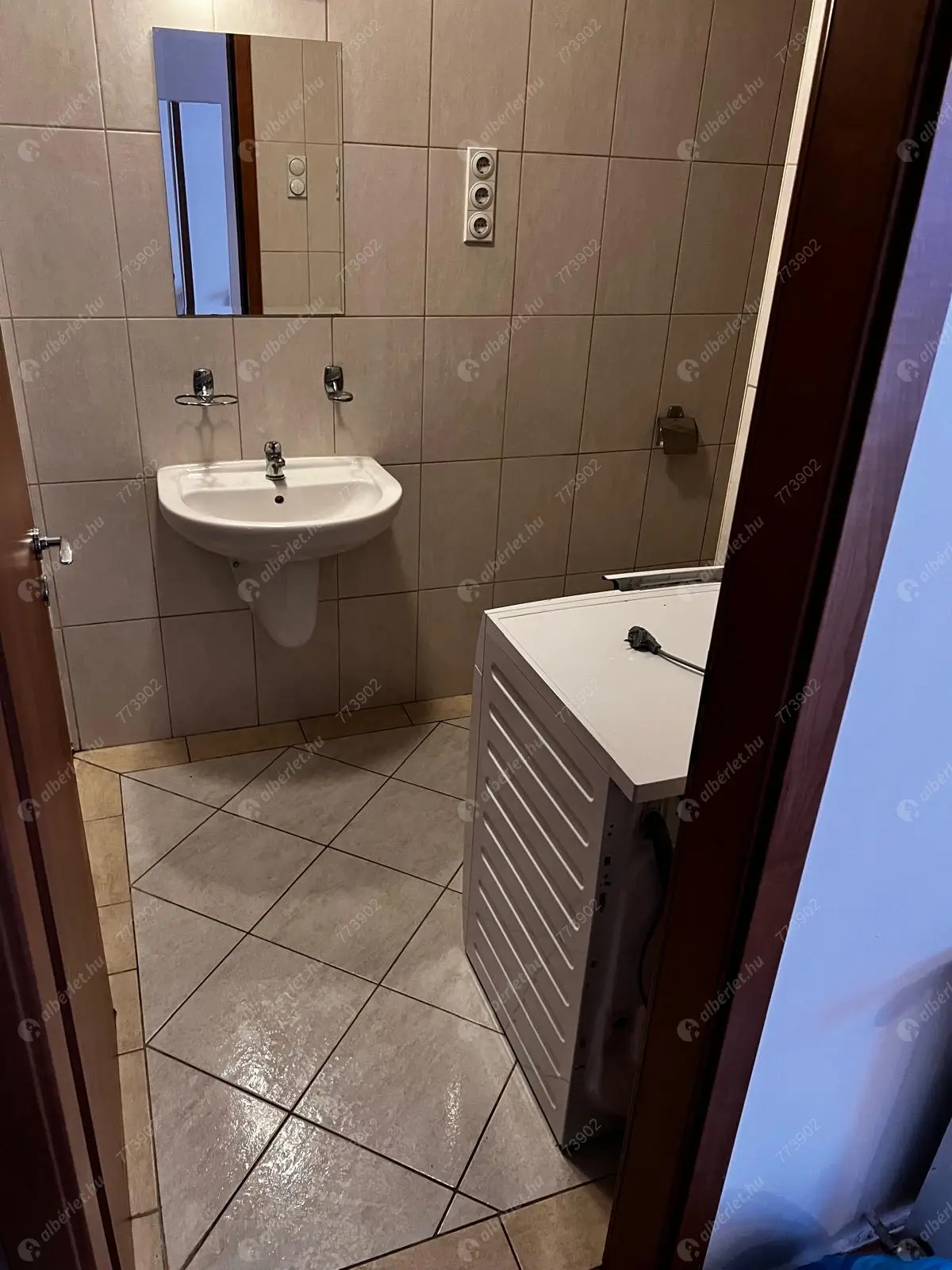 Kiadó albérlet 250000 Ft/hó áron: Budapest, IV. kerület  Árpád út. Mérete: 56 nm, 1 szobás | Alberlet.hu - 6639074