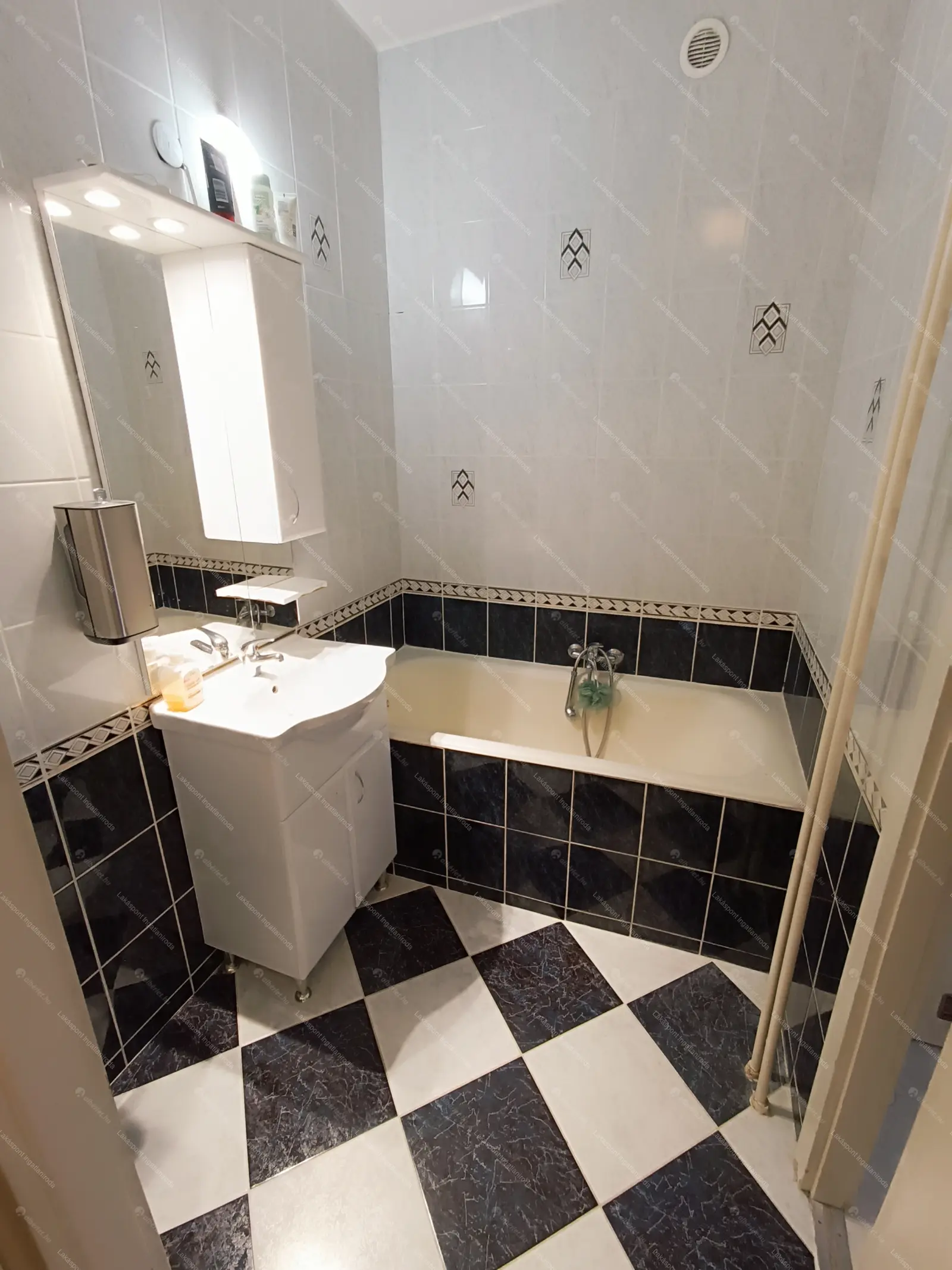 Kiadó albérlet 303000 Ft/hó áron: Budapest, IV. kerület  Erdősor út. Mérete: 65 nm, 3 szobás | Alberlet.hu - 6657163