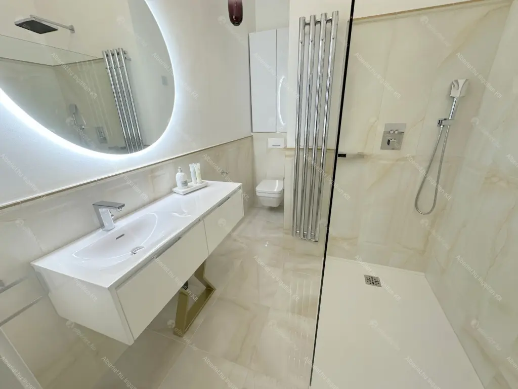 Kiadó albérlet 1247000 Ft/hó áron: Budapest, V. kerület  Alkotmány utca. Mérete: 80 nm, 3 szobás | Alberlet.hu - 6682552