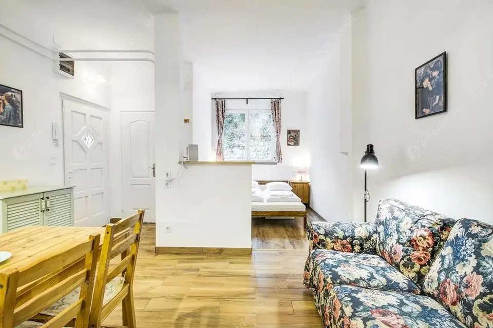 Kiadó albérlet 250000 Ft/hó áron: Budapest, V. kerület  Bástya utca. Mérete: 27 nm, 1 szobás | Alberlet.hu - 6599972