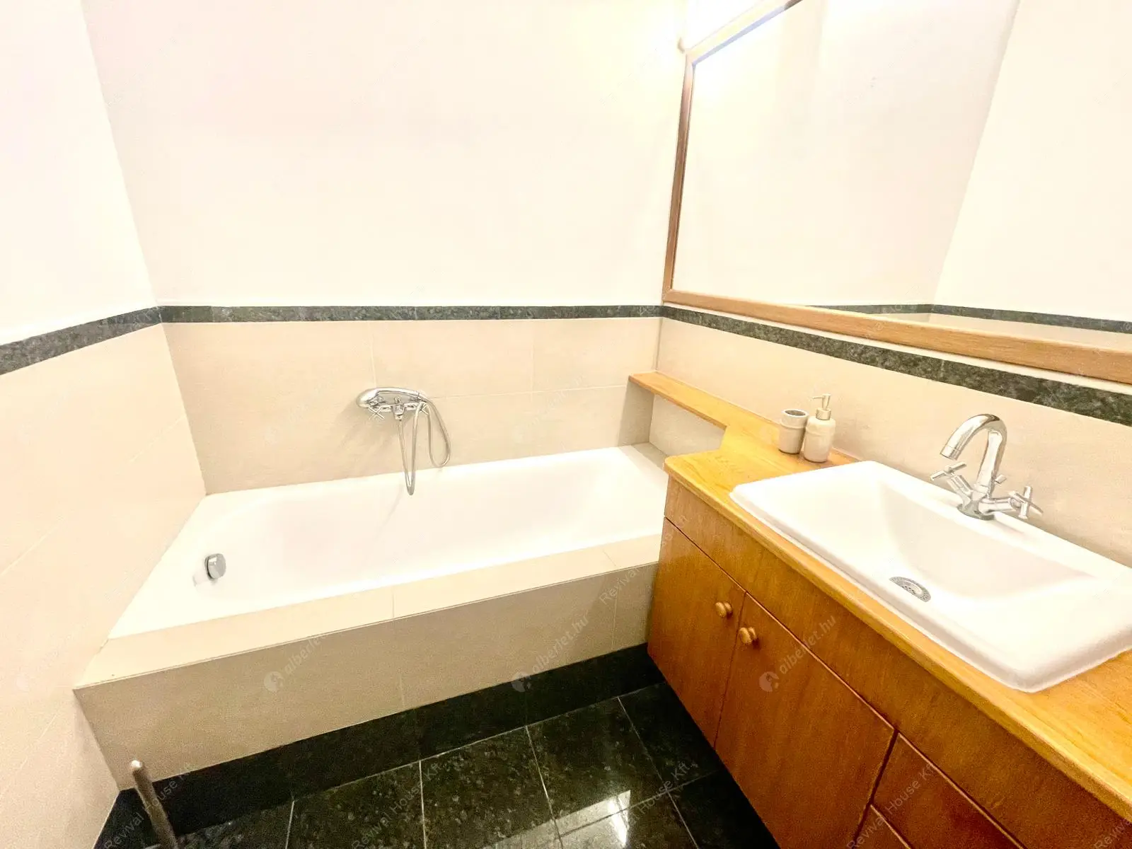 Kiadó albérlet 575000 Ft/hó áron: Budapest, V. kerület  Belgrád rakpart. Mérete: 100 nm, 4 szobás | Alberlet.hu - 6505945