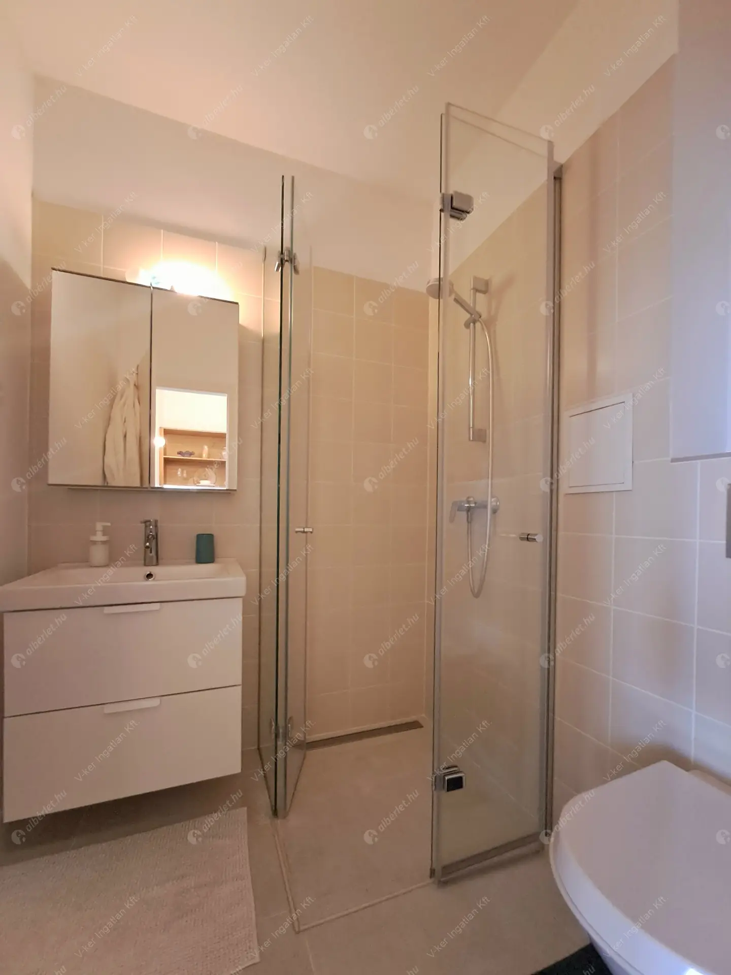 Kiadó albérlet 240000 Ft/hó áron: Budapest, V. kerület  Erzsébet tér. Mérete: 34 nm, 1 szobás | Alberlet.hu - 6434782