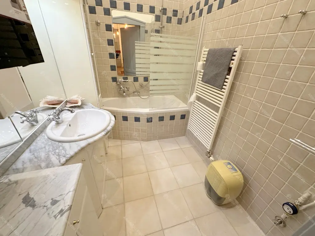 Kiadó albérlet 499000 Ft/hó áron: Budapest, V. kerület  Haris köz. Mérete: 100 nm, 3 szobás | Alberlet.hu - 6682001