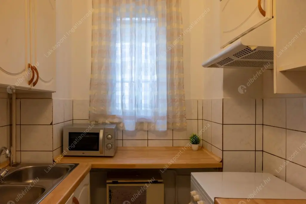 Kiadó albérlet 458000 Ft/hó áron: Budapest, V. kerület  Károly körút. Mérete: 100 nm, 4 szobás | Alberlet.hu - 6580773