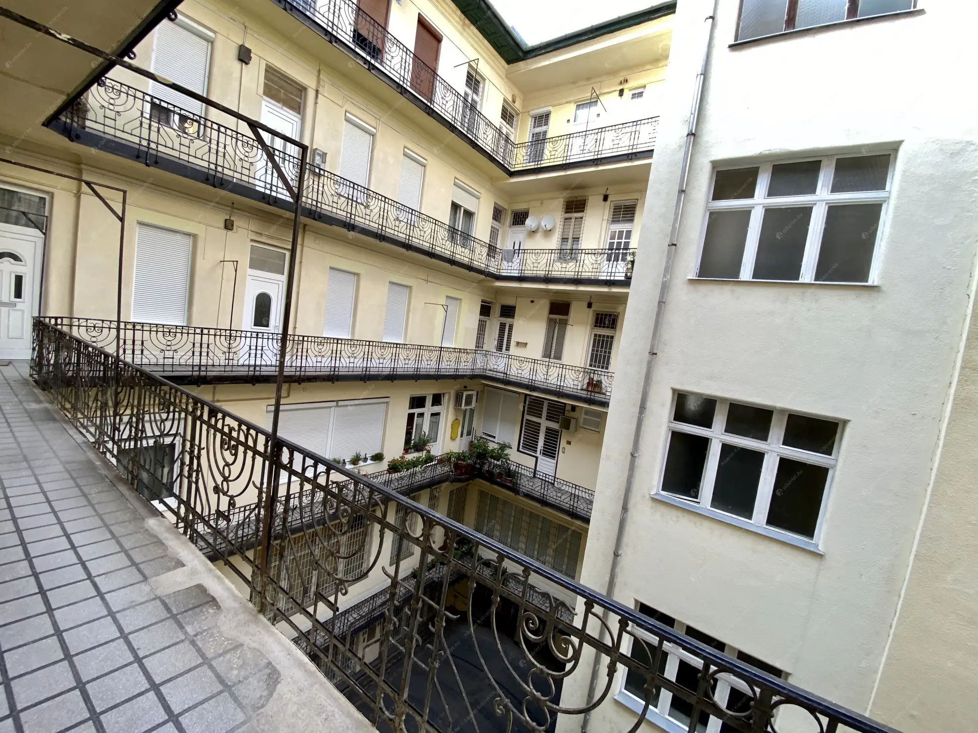 Kiadó albérlet 230000 Ft/hó áron: Budapest, V. kerület  Károly körút. Mérete: 55 nm, 3 szobás | Alberlet.hu - 6554272