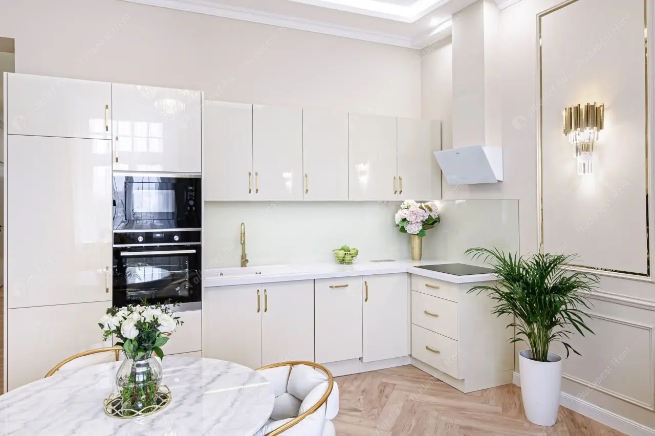 Kiadó albérlet 1143000 Ft/hó áron: Budapest, V. kerület  Kossuth Lajos tér. Mérete: 75 nm, 3 szobás | Alberlet.hu - 5782296