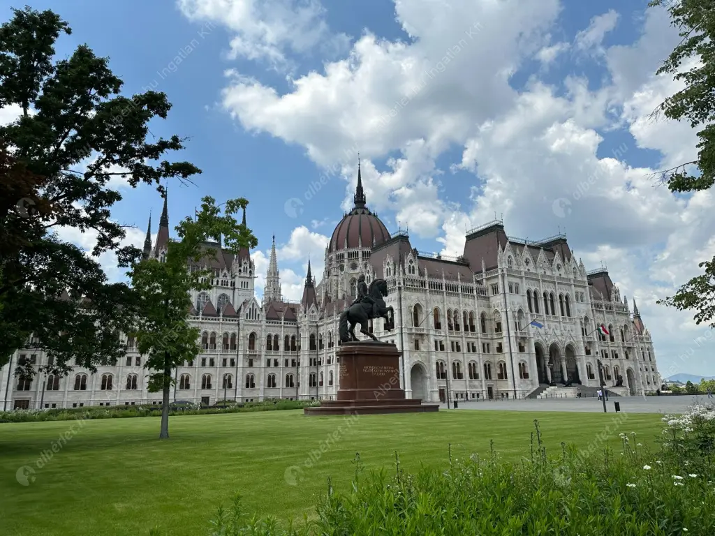 Kiadó albérlet 535000 Ft/hó áron: Budapest, V. kerület  Kossuth Lajos tér. Mérete: 92 nm, 3 szobás | Alberlet.hu - 6518715