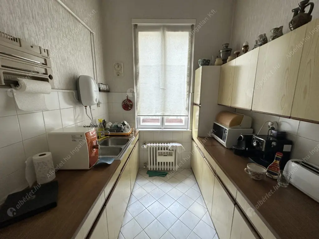 Kiadó albérlet 535000 Ft/hó áron: Budapest, V. kerület  Kossuth Lajos tér. Mérete: 92 nm, 3 szobás | Alberlet.hu - 6518727