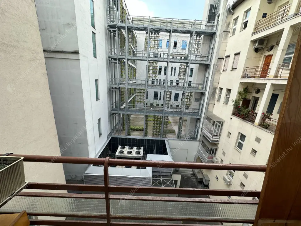 Kiadó albérlet 535000 Ft/hó áron: Budapest, V. kerület  Kossuth Lajos tér. Mérete: 92 nm, 3 szobás | Alberlet.hu - 6518730