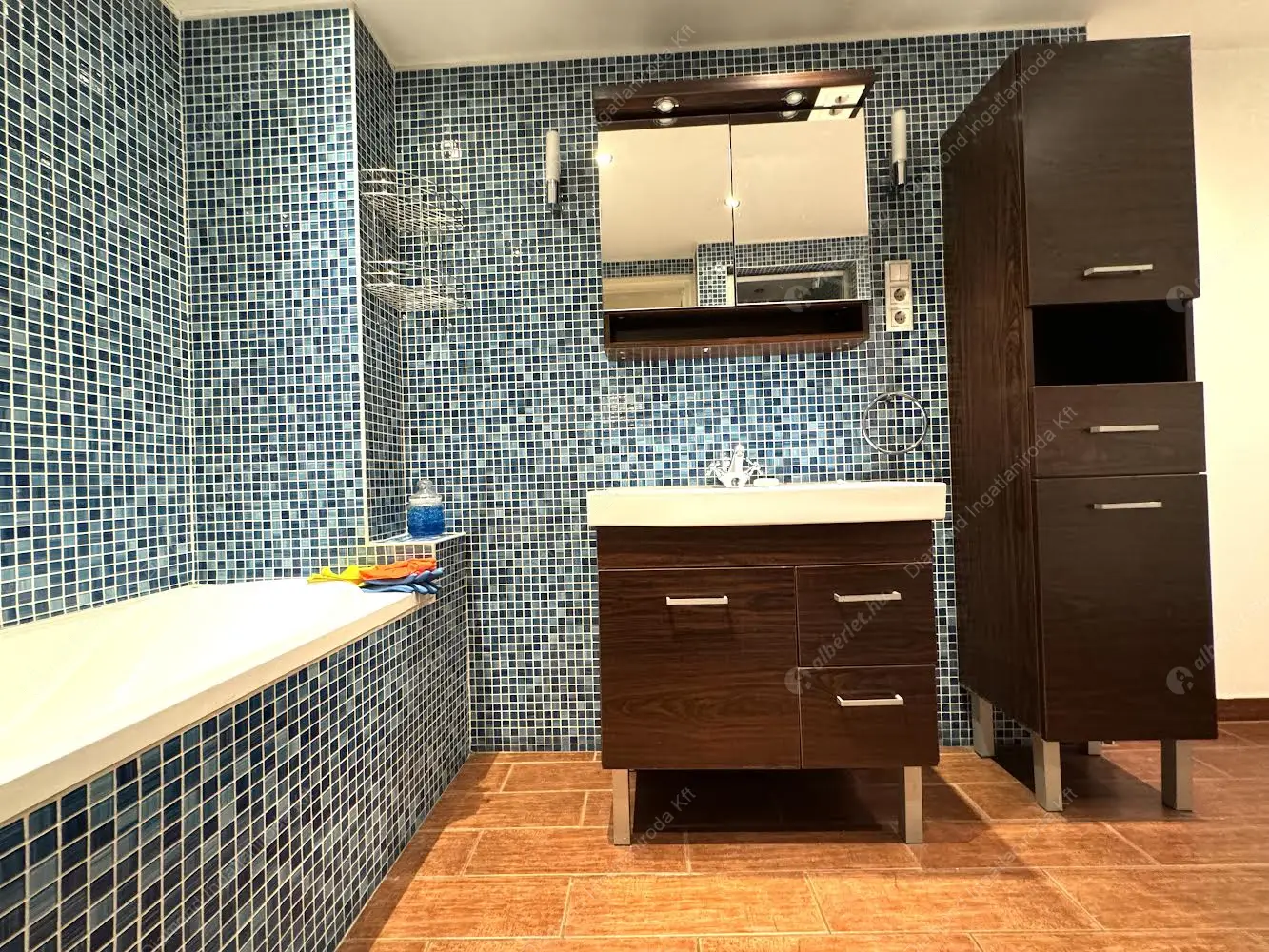 Kiadó albérlet 349000 Ft/hó áron: Budapest, V. kerület  Kossuth Lajos utca. Mérete: 100 nm, 3 szobás | Alberlet.hu - 6350962