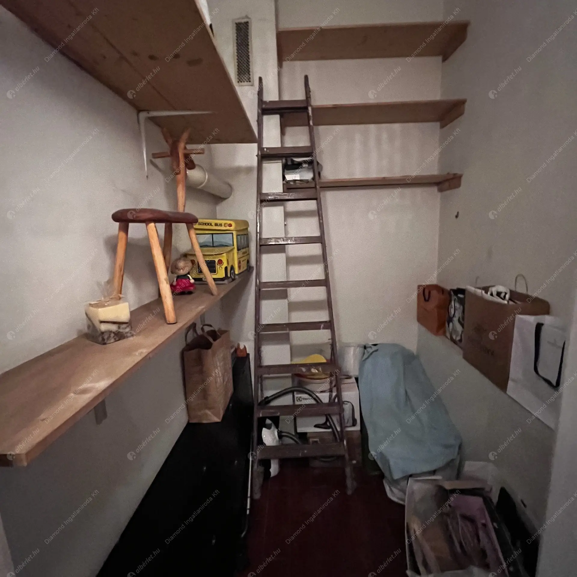 Kiadó albérlet 349000 Ft/hó áron: Budapest, V. kerület  Kossuth Lajos utca. Mérete: 100 nm, 3 szobás | Alberlet.hu - 6367358