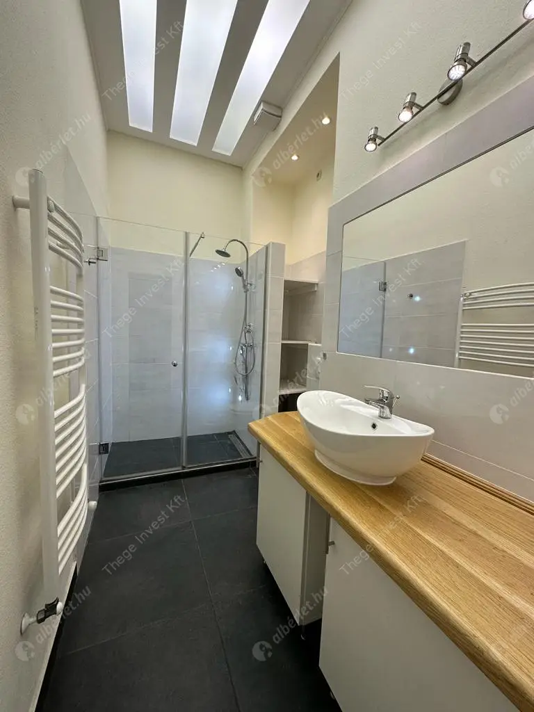 Kiadó albérlet 360000 Ft/hó áron: Budapest, V. kerület  Kossuth Lajos utca. Mérete: 68 nm, 2 szobás | Alberlet.hu - 6581854