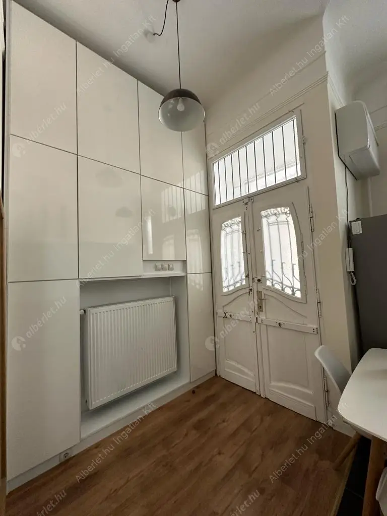 Kiadó albérlet 360000 Ft/hó áron: Budapest, V. kerület  Kossuth Lajos utca. Mérete: 68 nm, 2 szobás | Alberlet.hu - 6614038