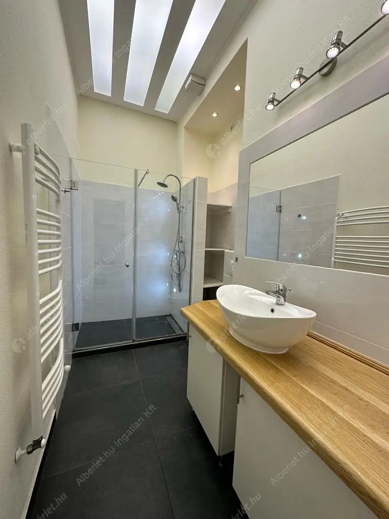 Kiadó albérlet 360000 Ft/hó áron: Budapest, V. kerület  Kossuth Lajos utca. Mérete: 68 nm, 2 szobás | Alberlet.hu - 6614039