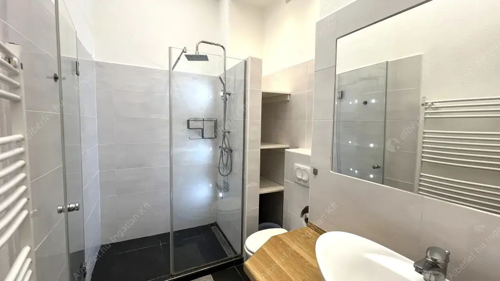 Kiadó albérlet 360000 Ft/hó áron: Budapest, V. kerület  Kossuth Lajos utca. Mérete: 68 nm, 2 szobás | Alberlet.hu - 6614041