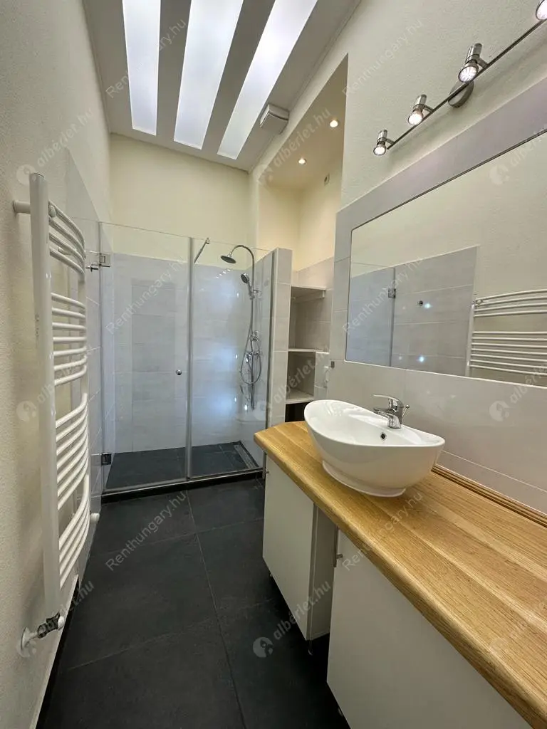 Kiadó albérlet 340000 Ft/hó áron: Budapest, V. kerület  Kossuth Lajos utca. Mérete: 68 nm, 2 szobás | Alberlet.hu - 6630898