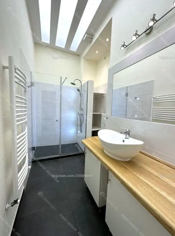 Kiadó albérlet 340000 Ft/hó áron: Budapest, V. kerület  Kossuth Lajos utca. Mérete: 68 nm, 2 szobás | Alberlet.hu - 6653524