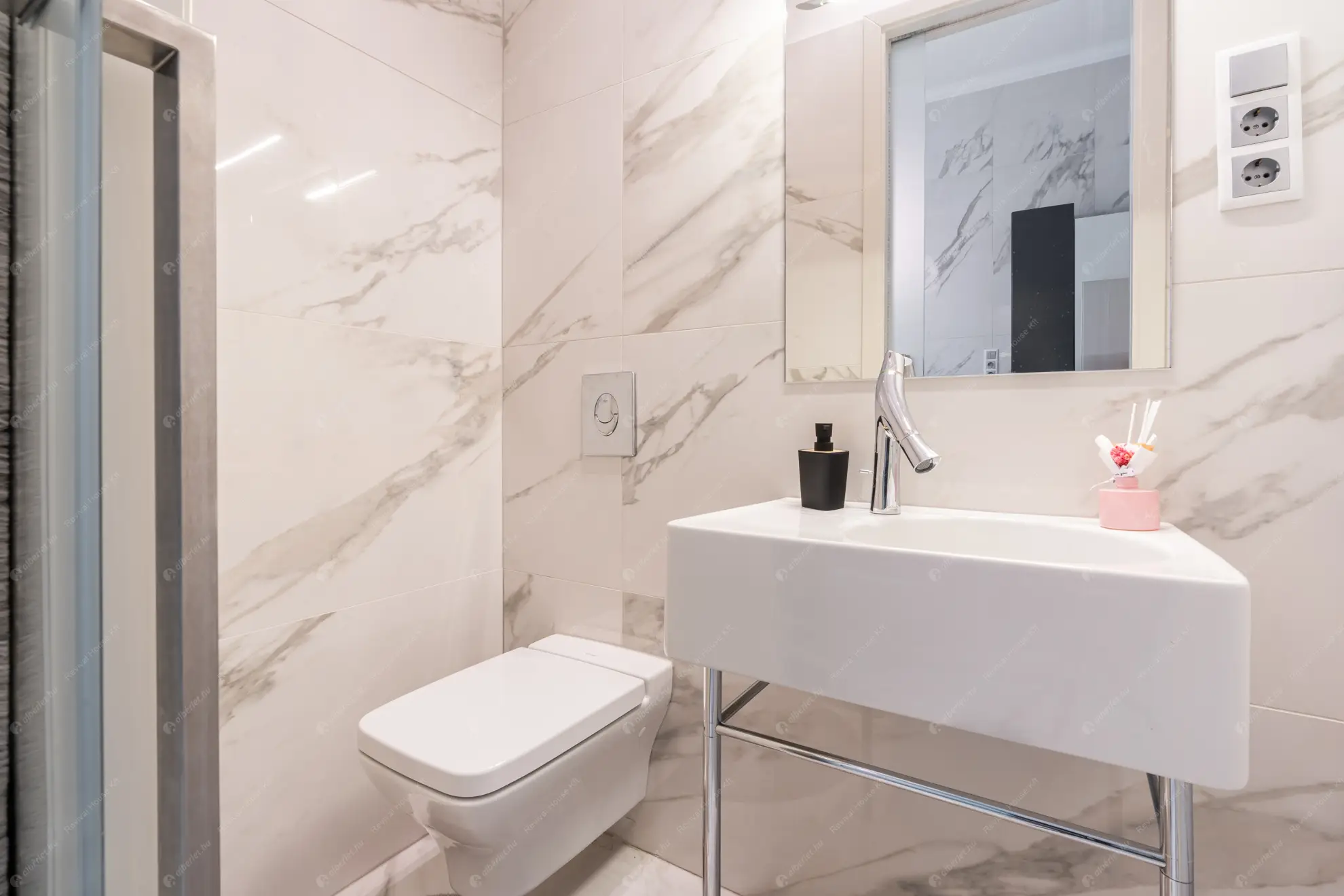 Kiadó albérlet 1290000 Ft/hó áron: Budapest, V. kerület  Kristóf tér. Mérete: 133 nm, 1 szobás | Alberlet.hu - 6586984