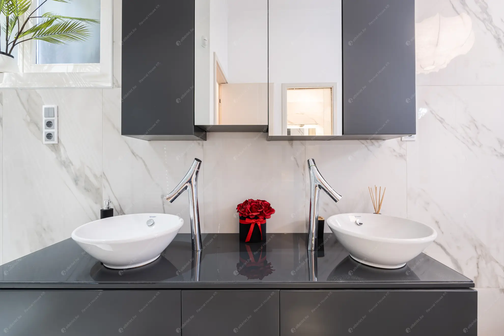 Kiadó albérlet 1290000 Ft/hó áron: Budapest, V. kerület  Kristóf tér. Mérete: 133 nm, 1 szobás | Alberlet.hu - 6586985