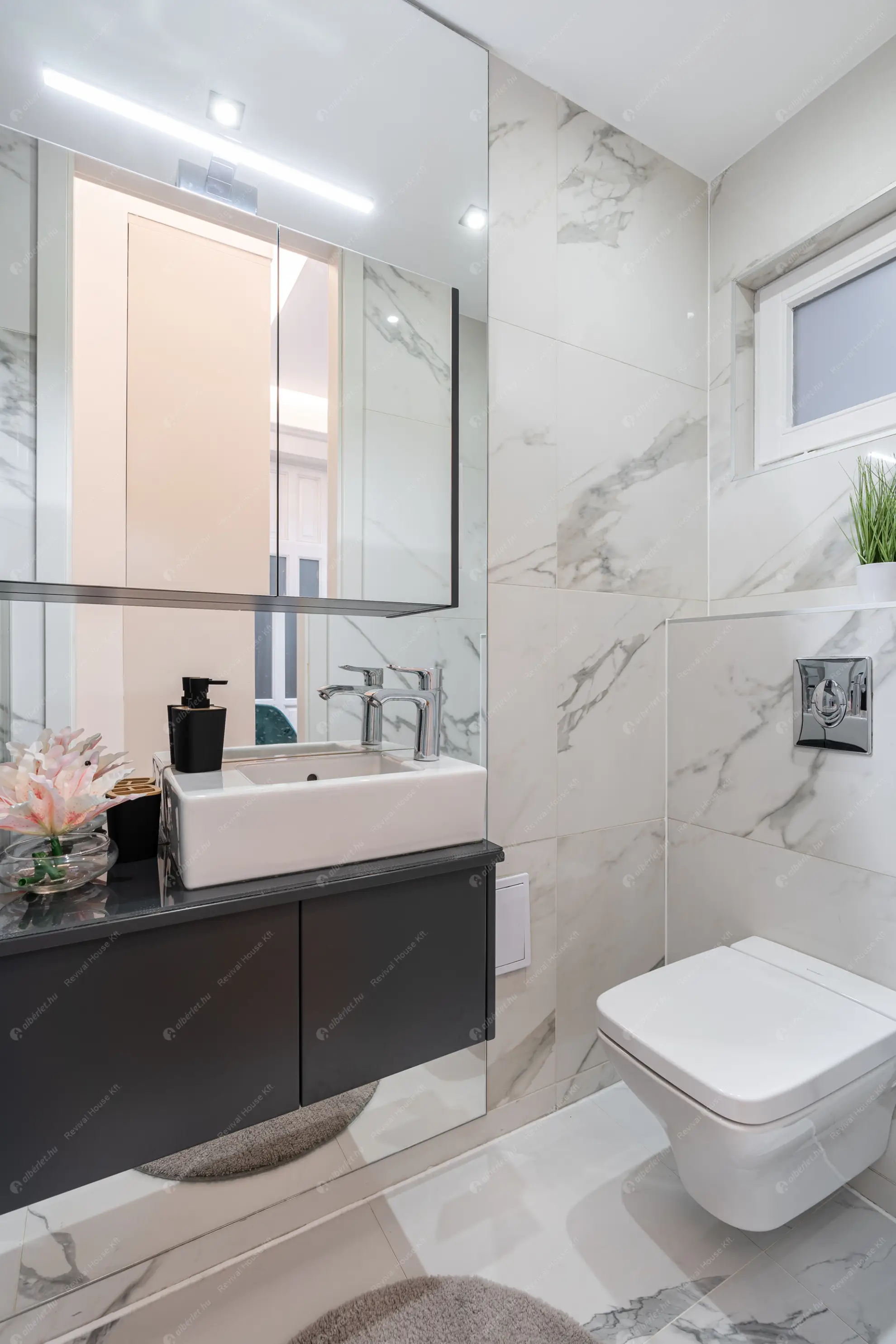 Kiadó albérlet 1290000 Ft/hó áron: Budapest, V. kerület  Kristóf tér. Mérete: 133 nm, 1 szobás | Alberlet.hu - 6586988