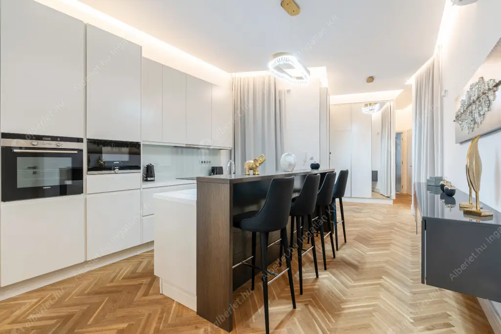 Kiadó albérlet 1290000 Ft/hó áron: Budapest, V. kerület  Kristóf tér. Mérete: 133 nm, 5 szobás | Alberlet.hu - 6551836