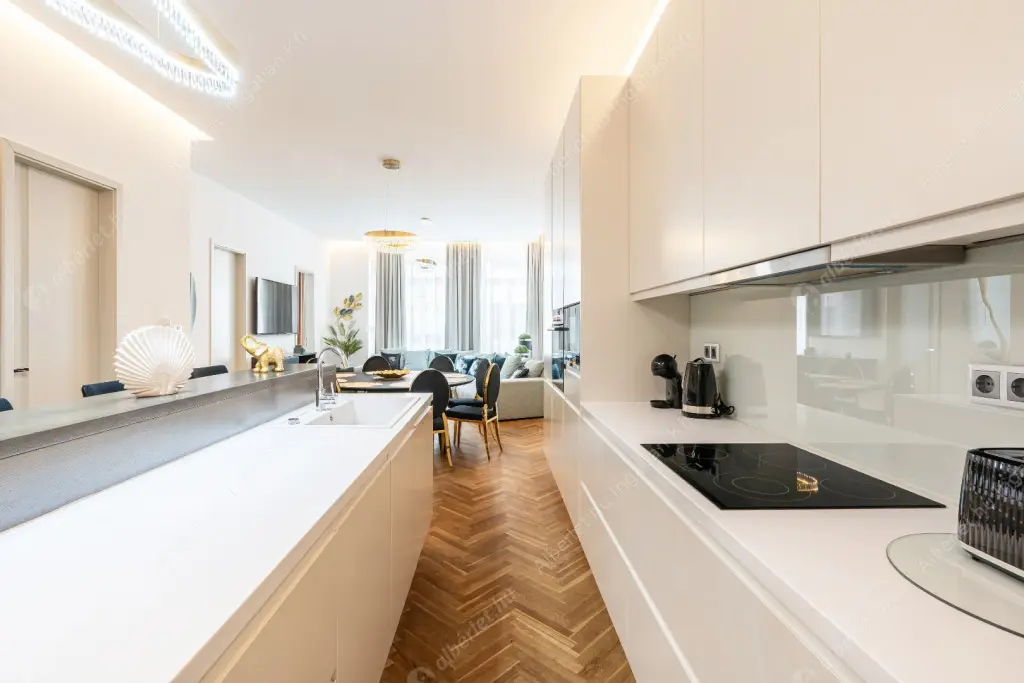 Kiadó albérlet 1290000 Ft/hó áron: Budapest, V. kerület  Kristóf tér. Mérete: 133 nm, 5 szobás | Alberlet.hu - 6551838