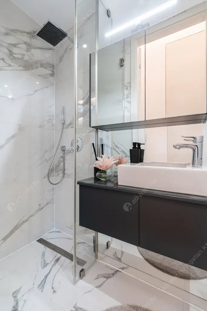 Kiadó albérlet 1290000 Ft/hó áron: Budapest, V. kerület  Kristóf tér. Mérete: 133 nm, 5 szobás | Alberlet.hu - 6551848