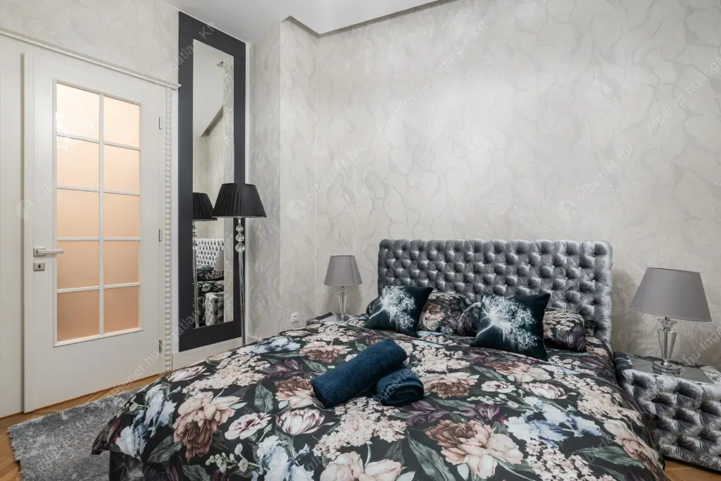 Kiadó albérlet 1290000 Ft/hó áron: Budapest, V. kerület  Kristóf tér. Mérete: 133 nm, 5 szobás | Alberlet.hu - 6551852