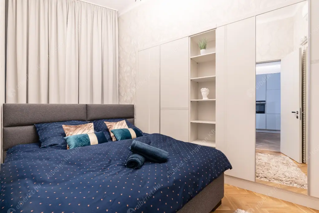 Kiadó albérlet 1290000 Ft/hó áron: Budapest, V. kerület  Kristóf tér. Mérete: 133 nm, 5 szobás | Alberlet.hu - 6551853