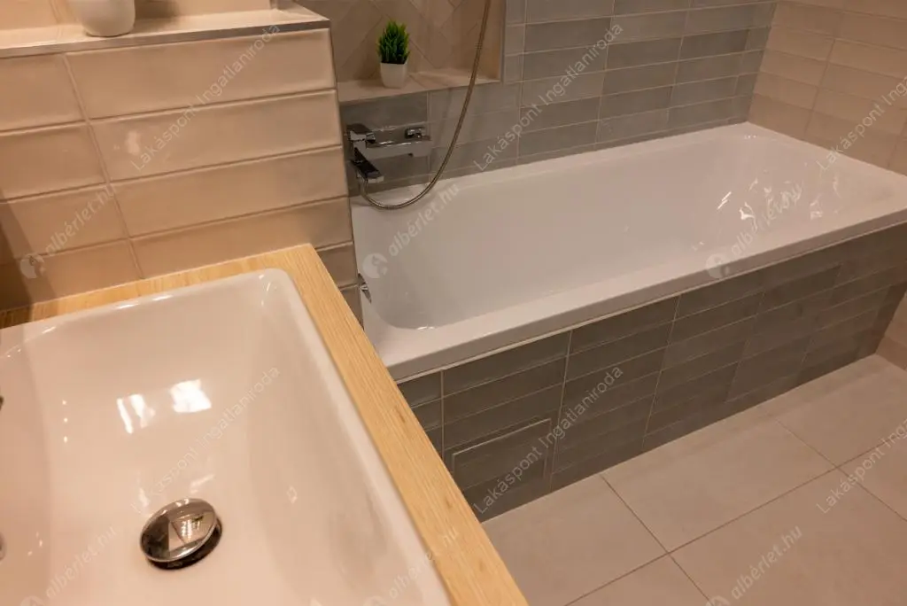 Kiadó albérlet 382000 Ft/hó áron: Budapest, V. kerület  Nyáry Pál utca. Mérete: 68 nm, 3 szobás | Alberlet.hu - 6586929