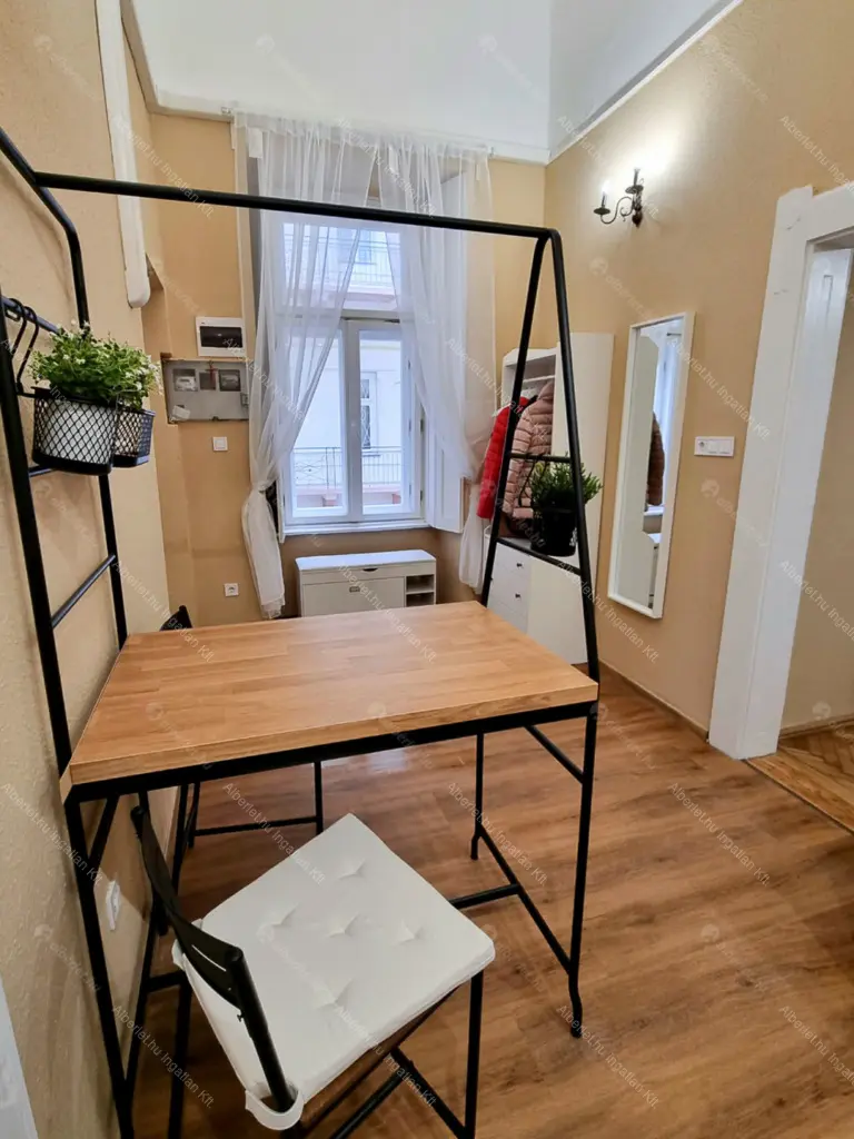 Kiadó albérlet 290000 Ft/hó áron: Budapest, V. kerület  Október 6. utca. Mérete: 40 nm, 1 szobás | Alberlet.hu - 6675018