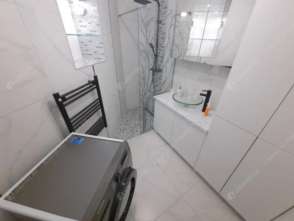 Kiadó albérlet 450000 Ft/hó áron: Budapest, V. kerület  Október 6. utca. Mérete: 52 nm, 1 szobás | Alberlet.hu - 6518711