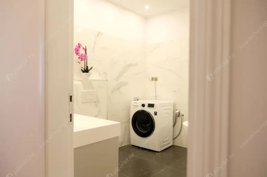 Kiadó albérlet 955000 Ft/hó áron: Budapest, V. kerület  Október 6. utca. Mérete: 90 nm, 2 szobás | Alberlet.hu - 6519341