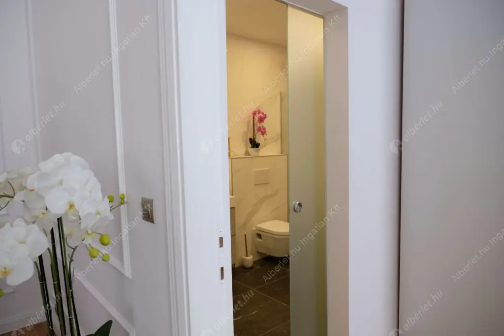 Kiadó albérlet 955000 Ft/hó áron: Budapest, V. kerület  Október 6. utca. Mérete: 90 nm, 2 szobás | Alberlet.hu - 6519342