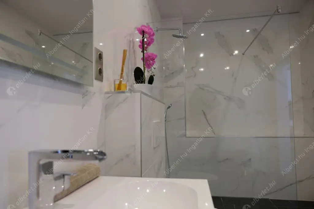 Kiadó albérlet 955000 Ft/hó áron: Budapest, V. kerület  Október 6. utca. Mérete: 90 nm, 2 szobás | Alberlet.hu - 6519343