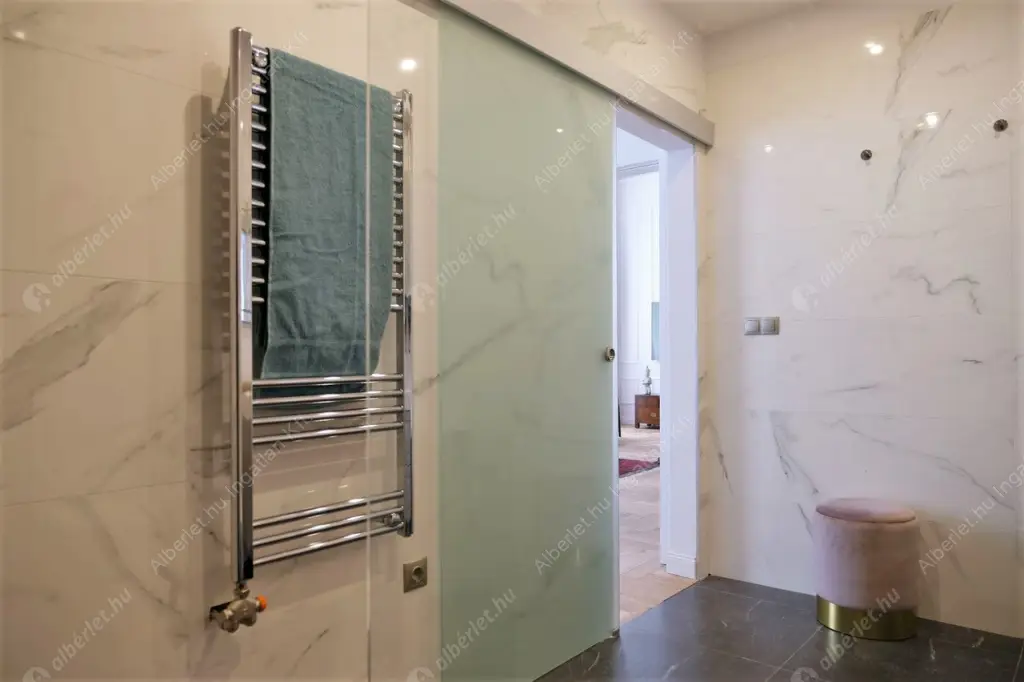 Kiadó albérlet 955000 Ft/hó áron: Budapest, V. kerület  Október 6. utca. Mérete: 90 nm, 2 szobás | Alberlet.hu - 6519345