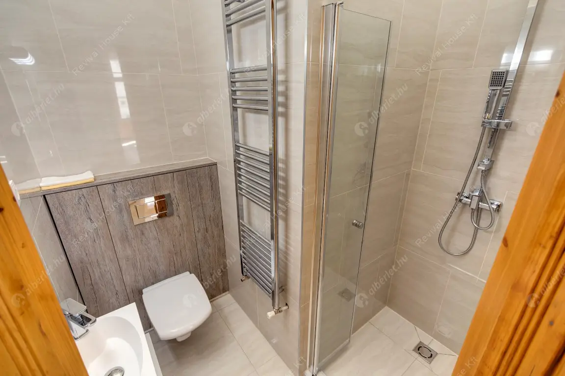 Kiadó albérlet 648000 Ft/hó áron: Budapest, V. kerület  Október 6. utca. Mérete: 90 nm, 3 szobás | Alberlet.hu - 6593326