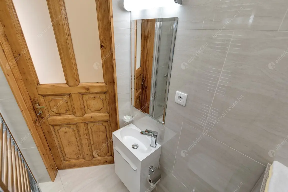 Kiadó albérlet 648000 Ft/hó áron: Budapest, V. kerület  Október 6. utca. Mérete: 90 nm, 3 szobás | Alberlet.hu - 6593328