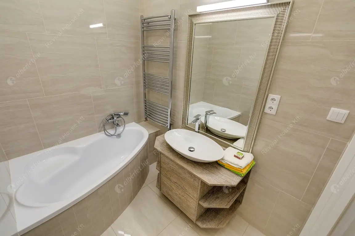 Kiadó albérlet 648000 Ft/hó áron: Budapest, V. kerület  Október 6. utca. Mérete: 90 nm, 3 szobás | Alberlet.hu - 6593330