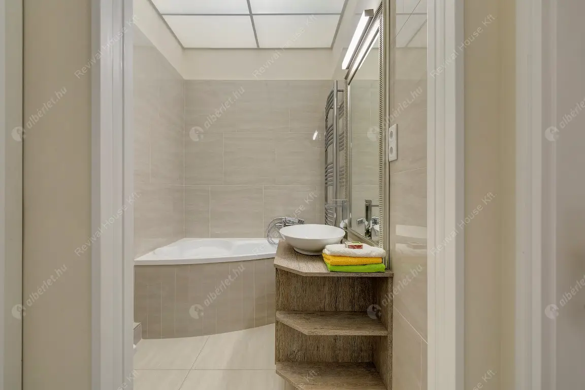 Kiadó albérlet 648000 Ft/hó áron: Budapest, V. kerület  Október 6. utca. Mérete: 90 nm, 3 szobás | Alberlet.hu - 6593332