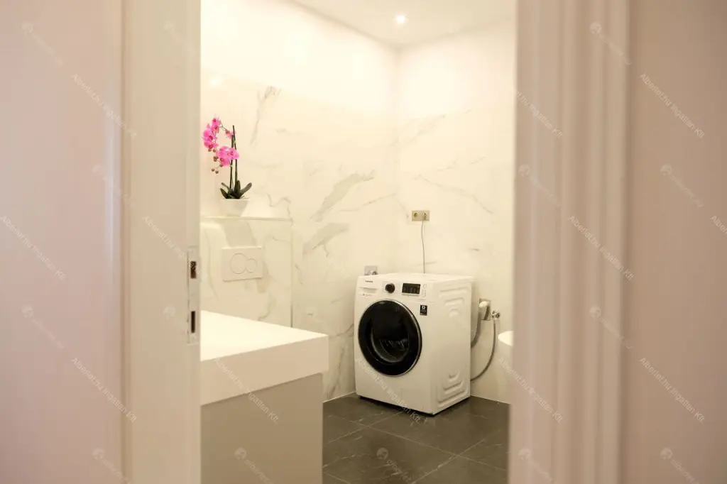 Kiadó albérlet 795000 Ft/hó áron: Budapest, V. kerület  Október 6. utca. Mérete: 90 nm, 2 szobás | Alberlet.hu - 6653406