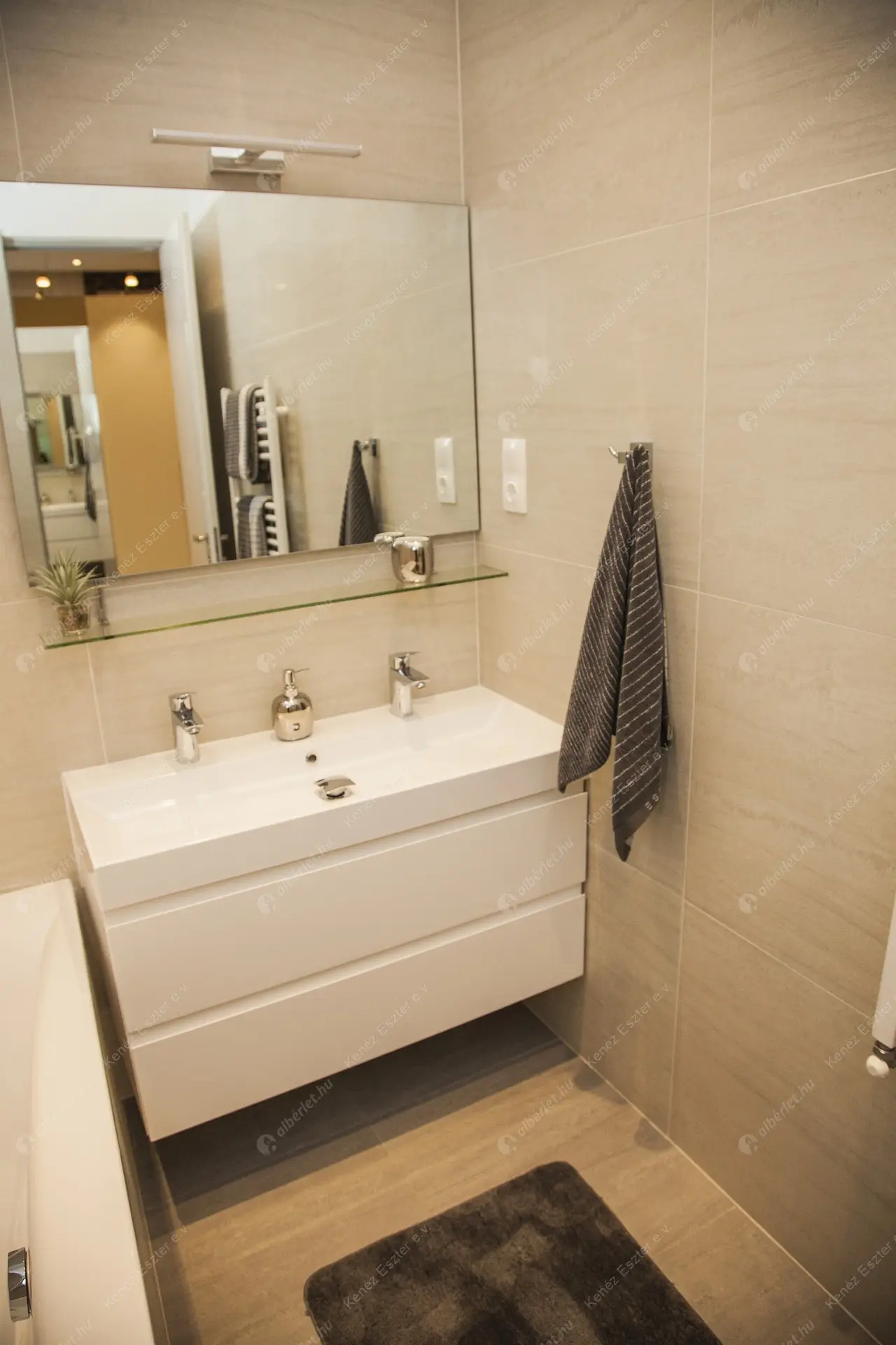 Kiadó albérlet 990000 Ft/hó áron: Budapest, V. kerület  Petőfi Sándor utca. Mérete: 127 nm, 3 szobás | Alberlet.hu - 6374940