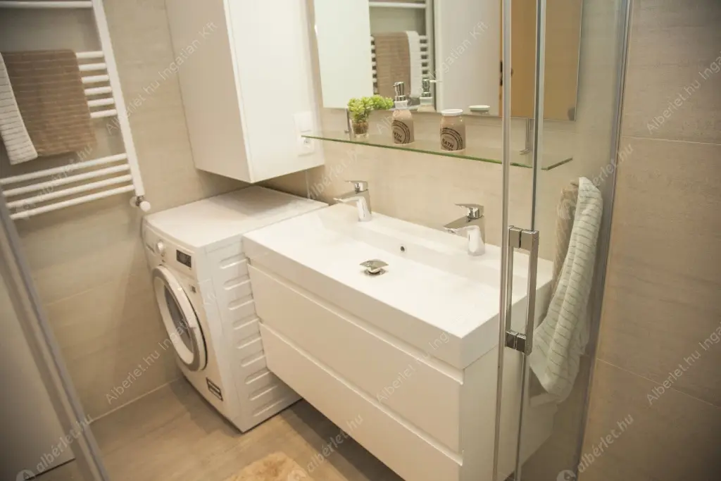 Kiadó albérlet 950000 Ft/hó áron: Budapest, V. kerület  Petőfi Sándor utca. Mérete: 127 nm, 3 szobás | Alberlet.hu - 6517660