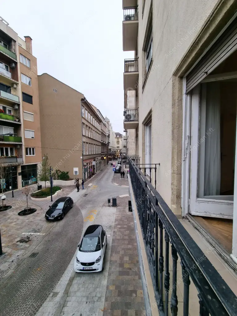 Kiadó albérlet 590000 Ft/hó áron: Budapest, V. kerület  Petőfi tér. Mérete: 113 nm, 3 szobás | Alberlet.hu - 6581908