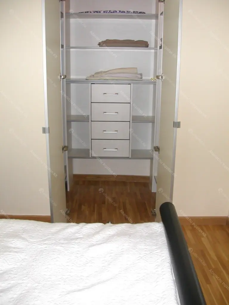 Kiadó albérlet 350000 Ft/hó áron: Budapest, V. kerület  Petőfi tér. Mérete: 52 nm, 2 szobás | Alberlet.hu - 6698626