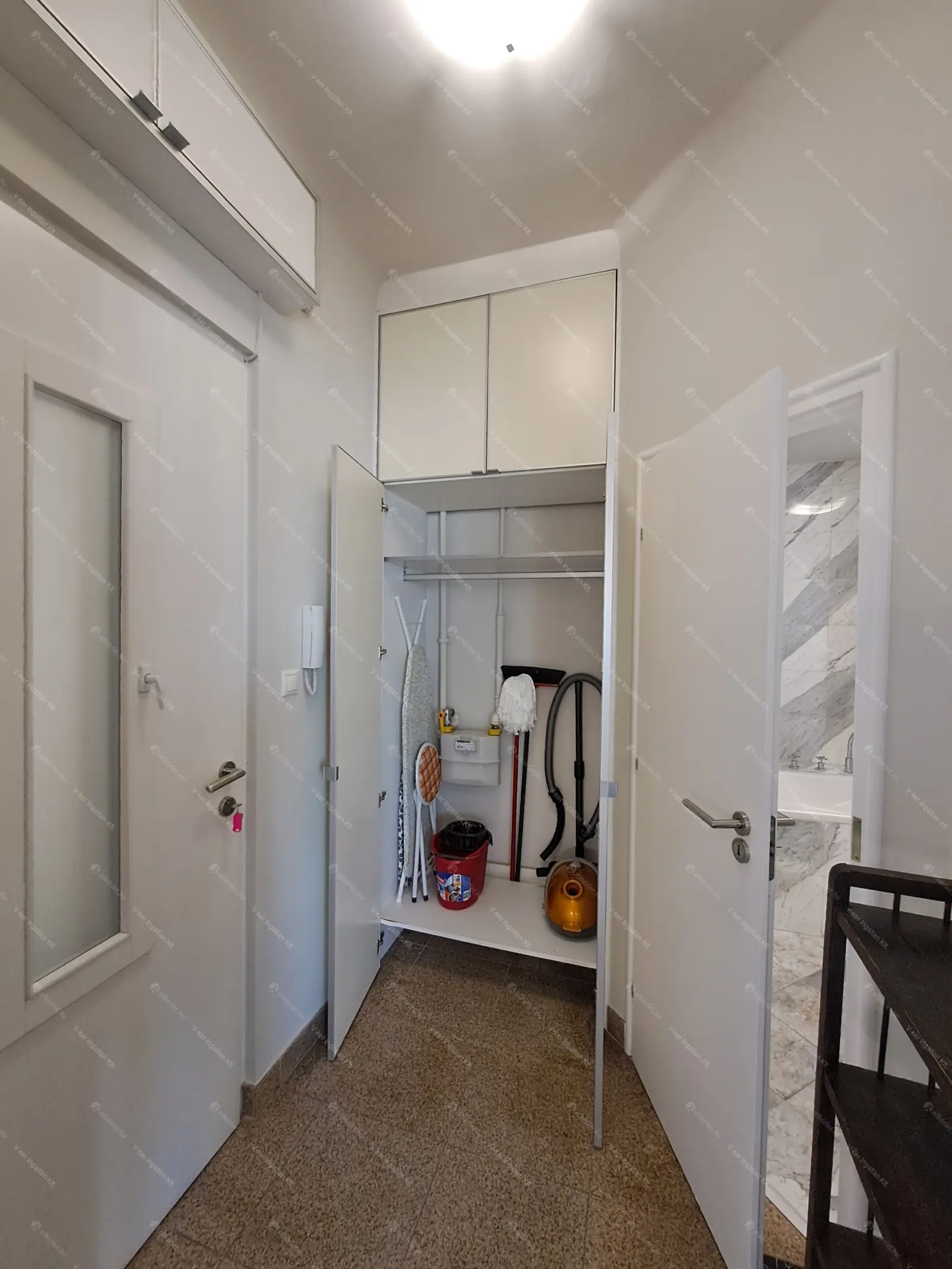 Kiadó albérlet 350000 Ft/hó áron: Budapest, V. kerület  Petőfi tér. Mérete: 52 nm, 2 szobás | Alberlet.hu - 6705145