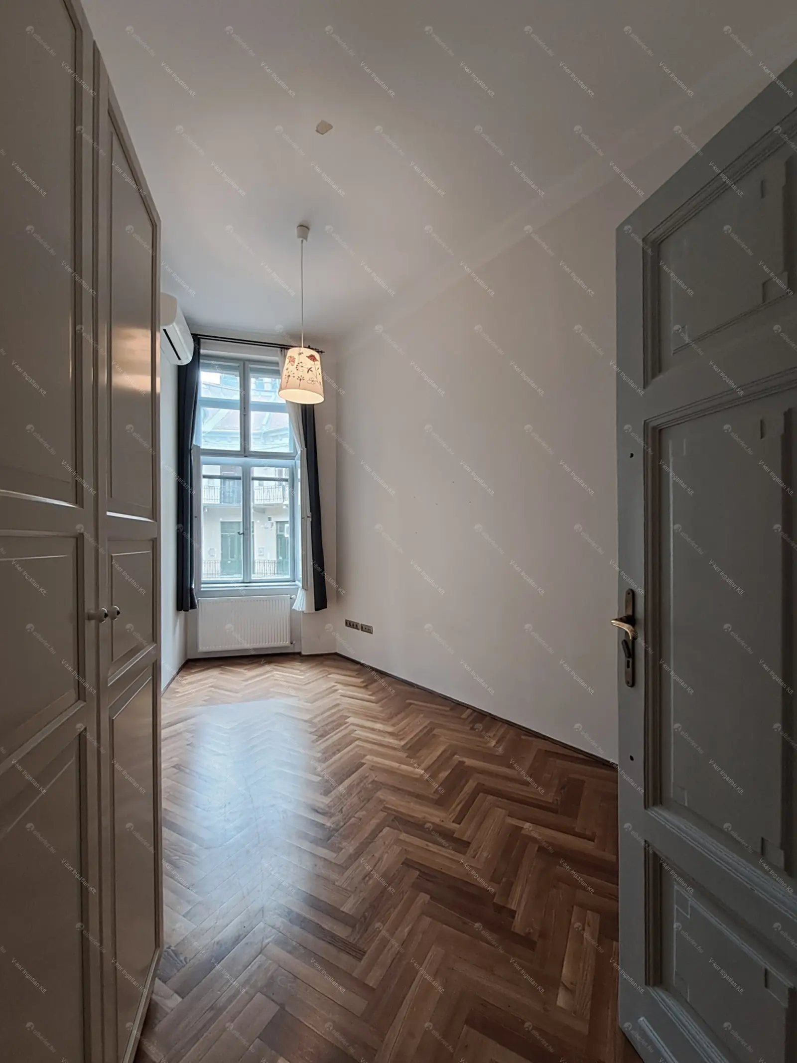 Kiadó albérlet 1522000 Ft/hó áron: Budapest, V. kerület  Szabadság tér. Mérete: 206 nm, 6 szobás | Alberlet.hu - 6651486