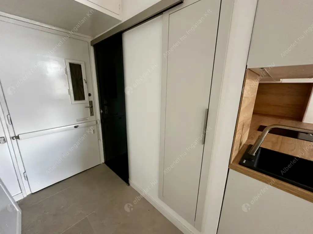 Kiadó albérlet 329000 Ft/hó áron: Budapest, V. kerület  Széchenyi utca. Mérete: 30 nm, 1 szobás | Alberlet.hu - 6521580
