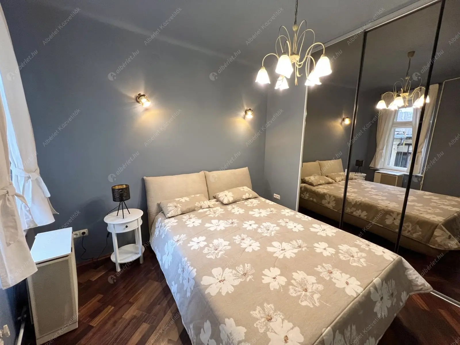 Kiadó albérlet 260000 Ft/hó áron: Budapest, V. kerület  Szervita tér. Mérete: 32 nm, 1 szobás | Alberlet.hu - 6595810