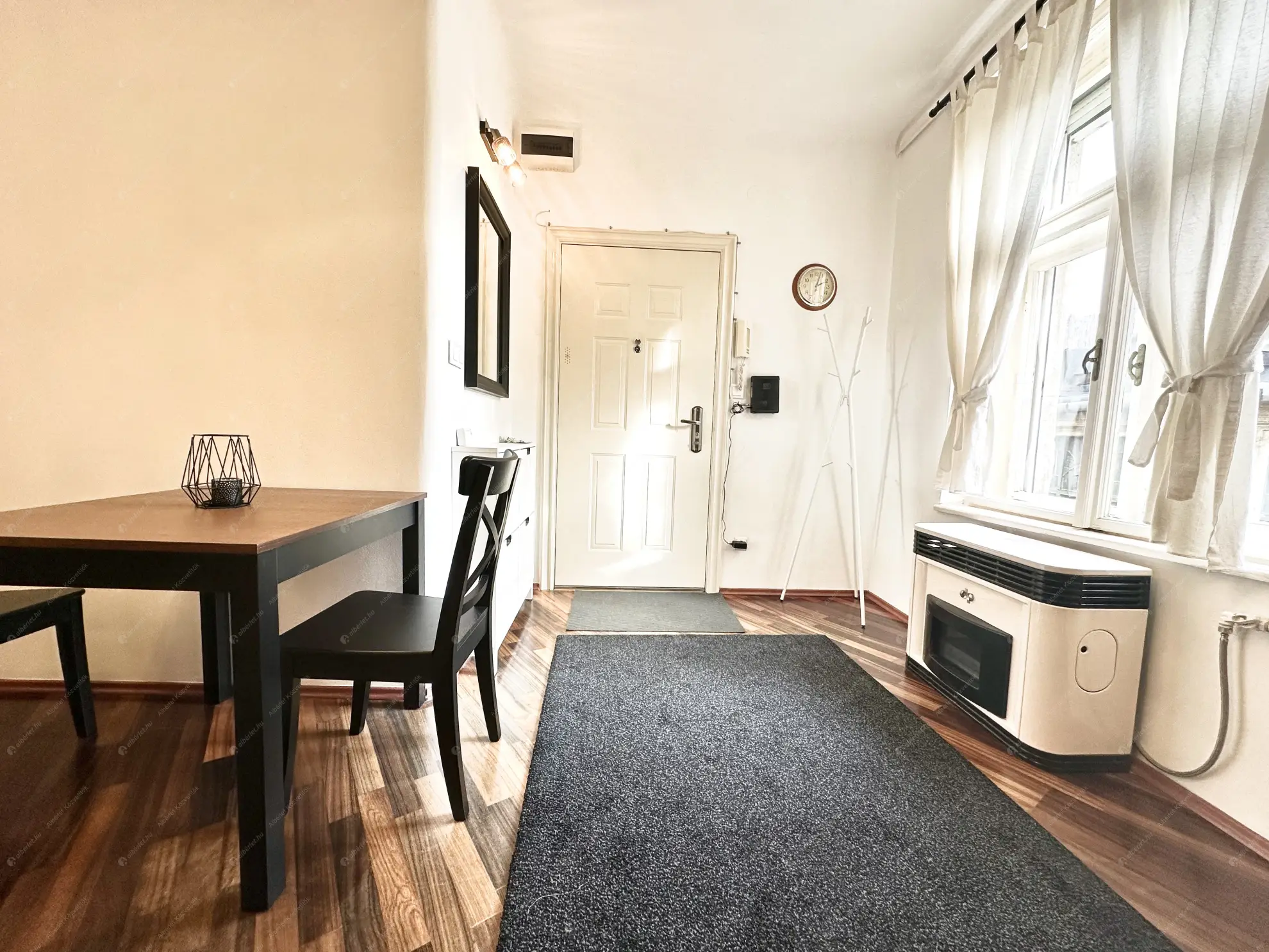 Kiadó albérlet 230000 Ft/hó áron: Budapest, V. kerület  Szervita tér. Mérete: 32 nm, 1 szobás | Alberlet.hu - 6598515